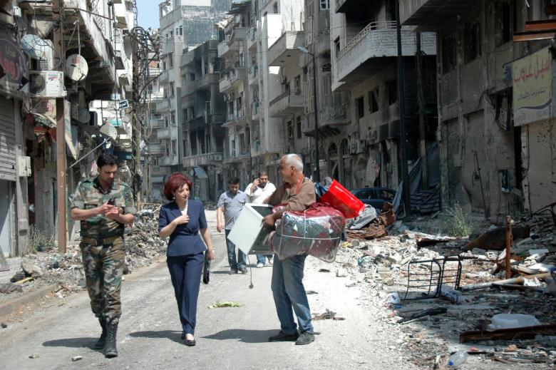 Syrians residents of Homs return to the old town of Syria's central city on May 9, 2014 after the last Syrian rebels left Homs' Old City under an evacuation deal that hands the government a symbolic victory. (Photo: AFP / STR)